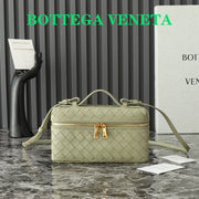 Bottega Veneta Intrecciato Cosmetic Bag - Elegant Retro Design