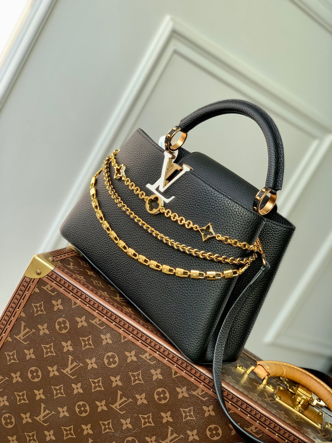 Capucines Medium Black Taurillon Leather Bag