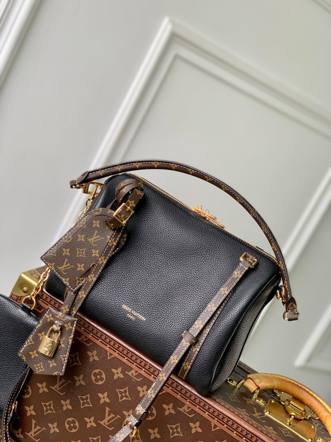 Louis Vuitton M13667 Black Handbag - Fall/Winter 2025 Collection