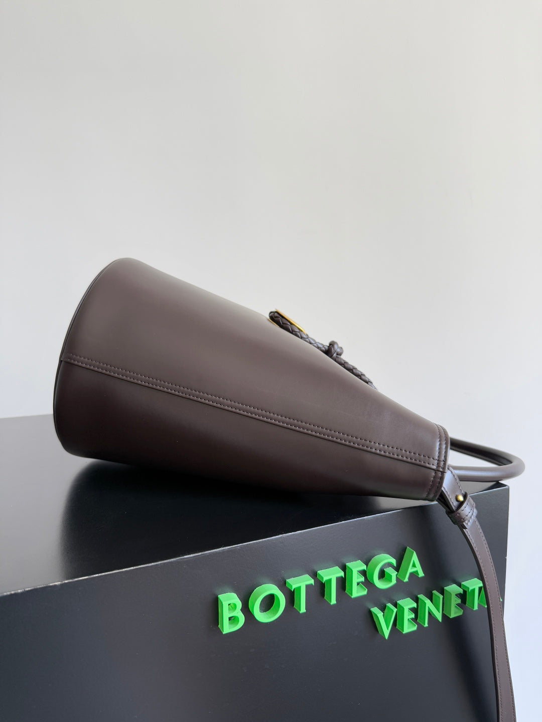 Bottega Veneta Liberta Small Bucket Bag - 2025 Collection