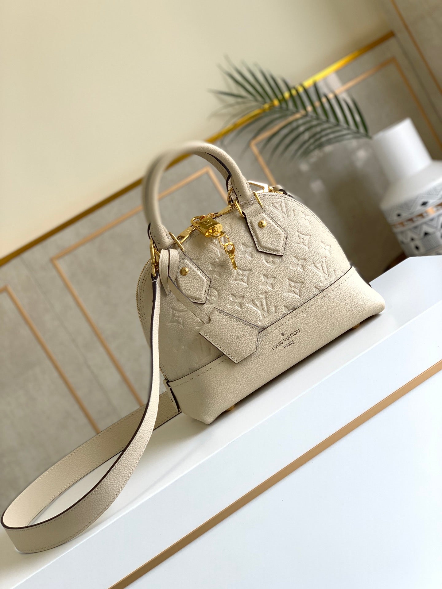 Louis Vuitton BB M44829 White Handbag - Exclusive Purchase