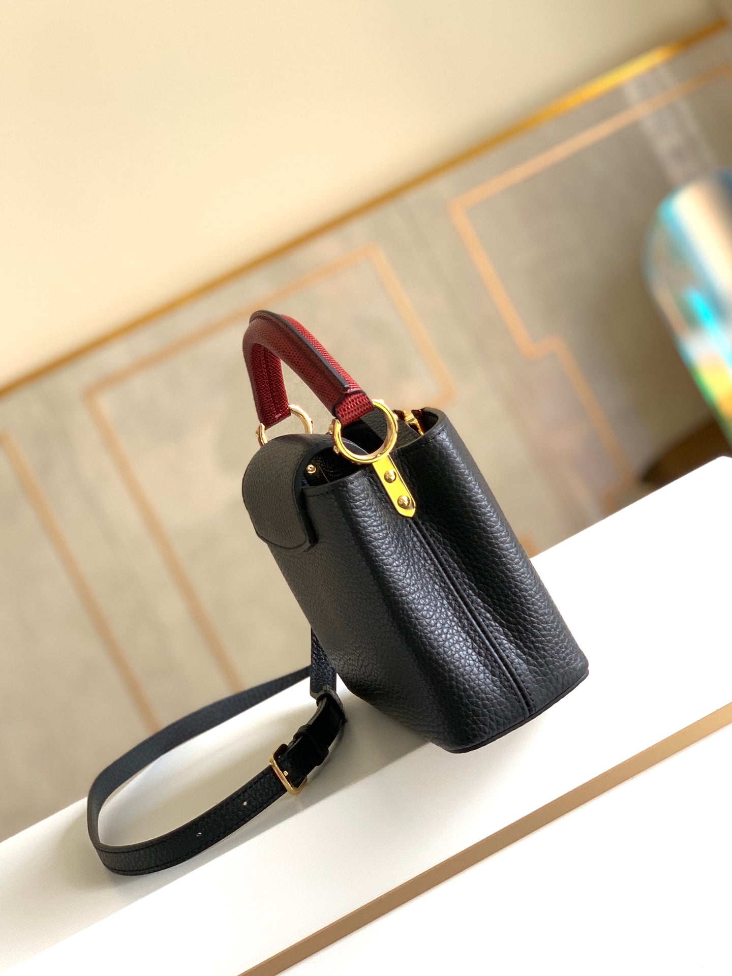 Louis Vuitton M94048 Black Lizard Leather Bag - Compact Elegance