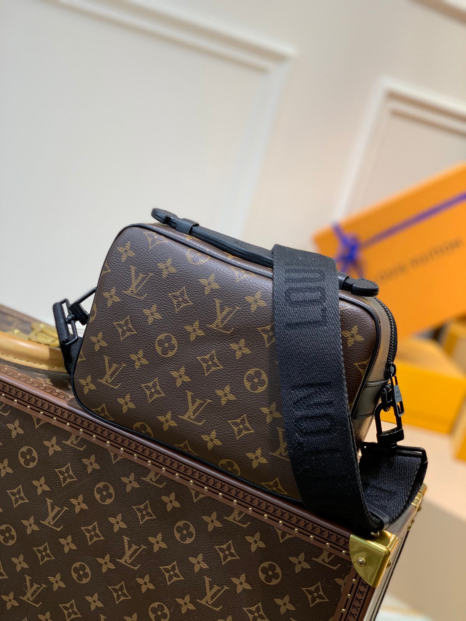 Louis Vuitton M45806 Presbyopic Black S Lock Messenger Bag
