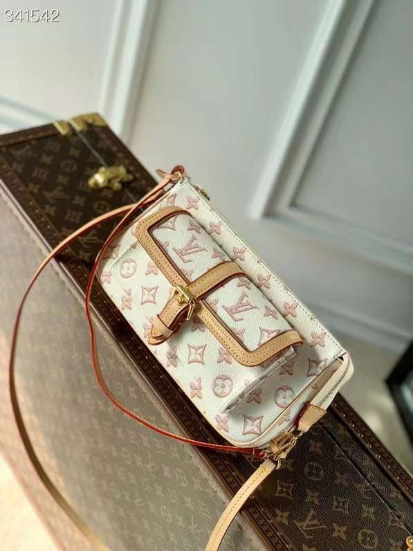 Louis Vuitton Epi Leather White BUCI Handbag
