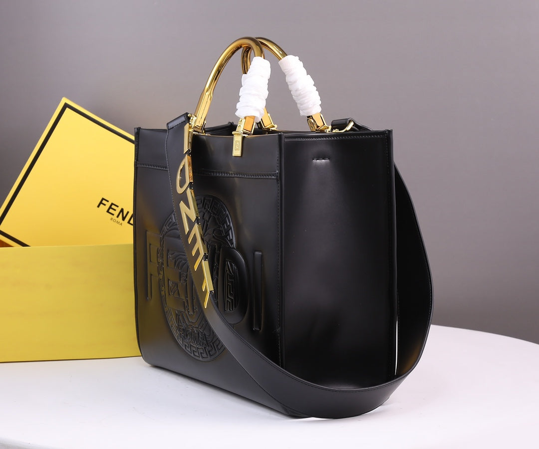 FÃ‰ÅƒÄŽI X Versace Co-Branded Tote Bag - Catwalk Style
