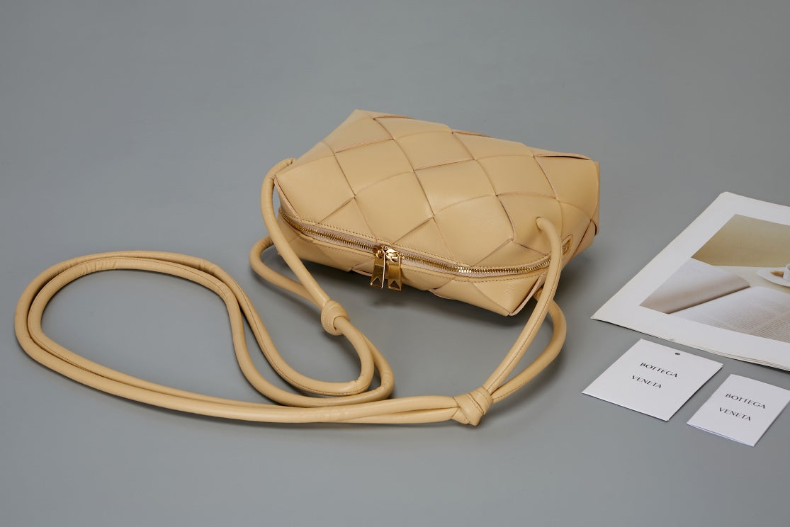 Intreccio Large Camera Bag - Fashionable & Practical Design