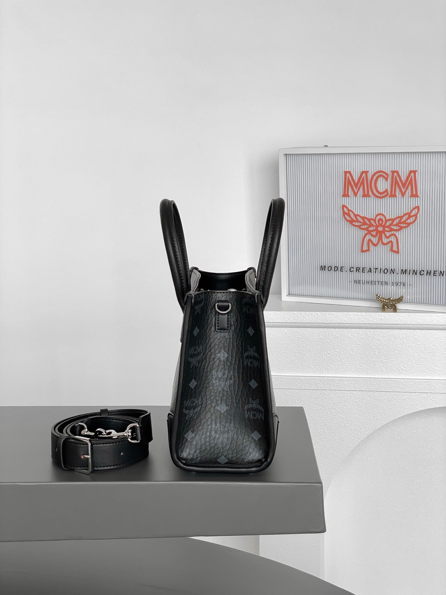 MCM MÃ¼nchen Visetos Handheld Tote Bag in Elegant Black