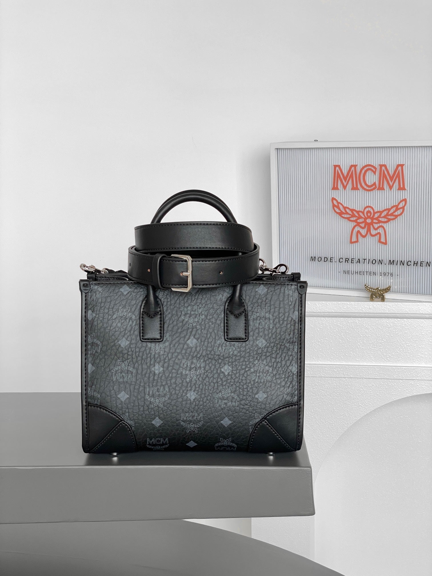 MCM MÃ¼nchen Visetos Handheld Tote Bag in Elegant Black