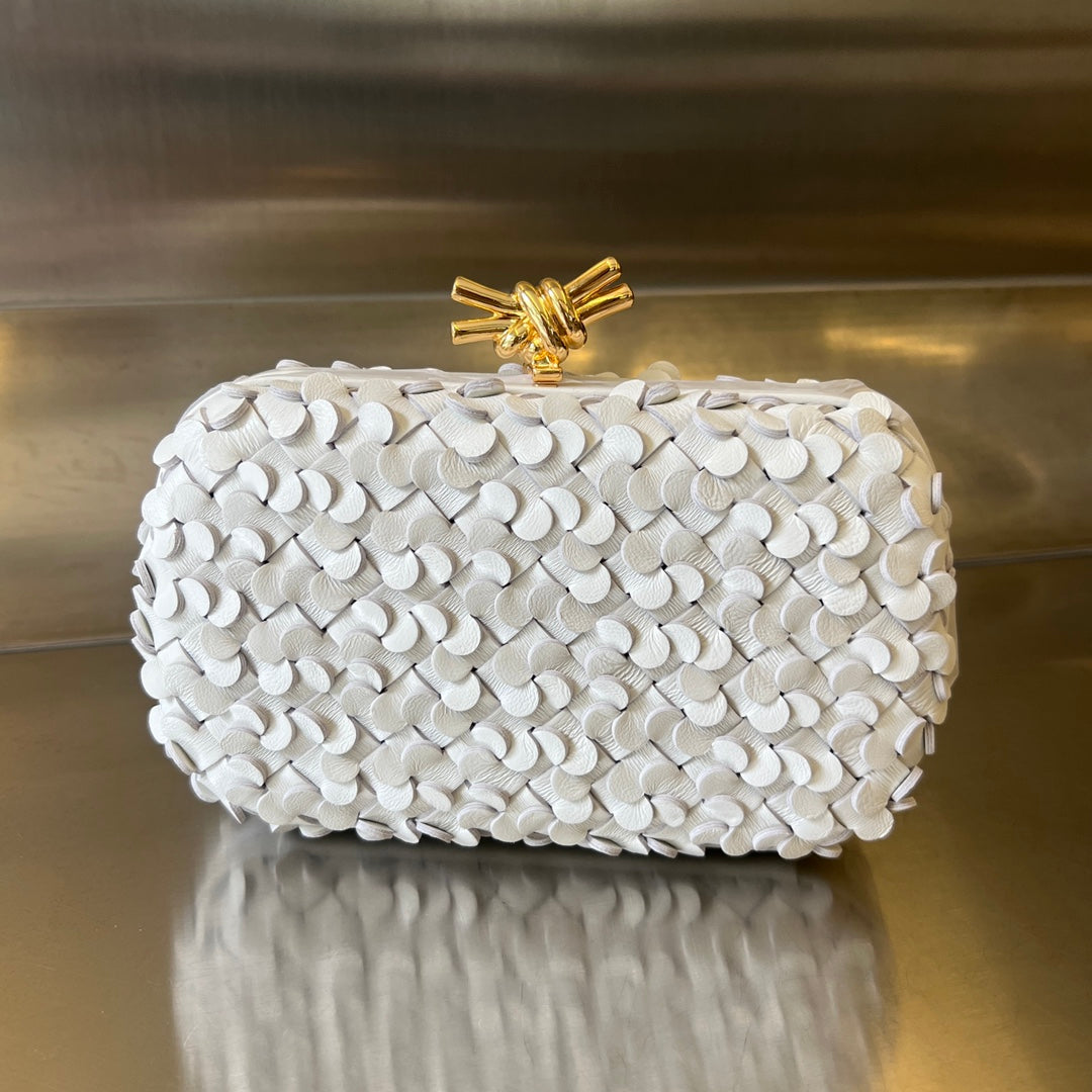 Bv Kont Petal Evening Bag - Elegant Sheepskin Clutch