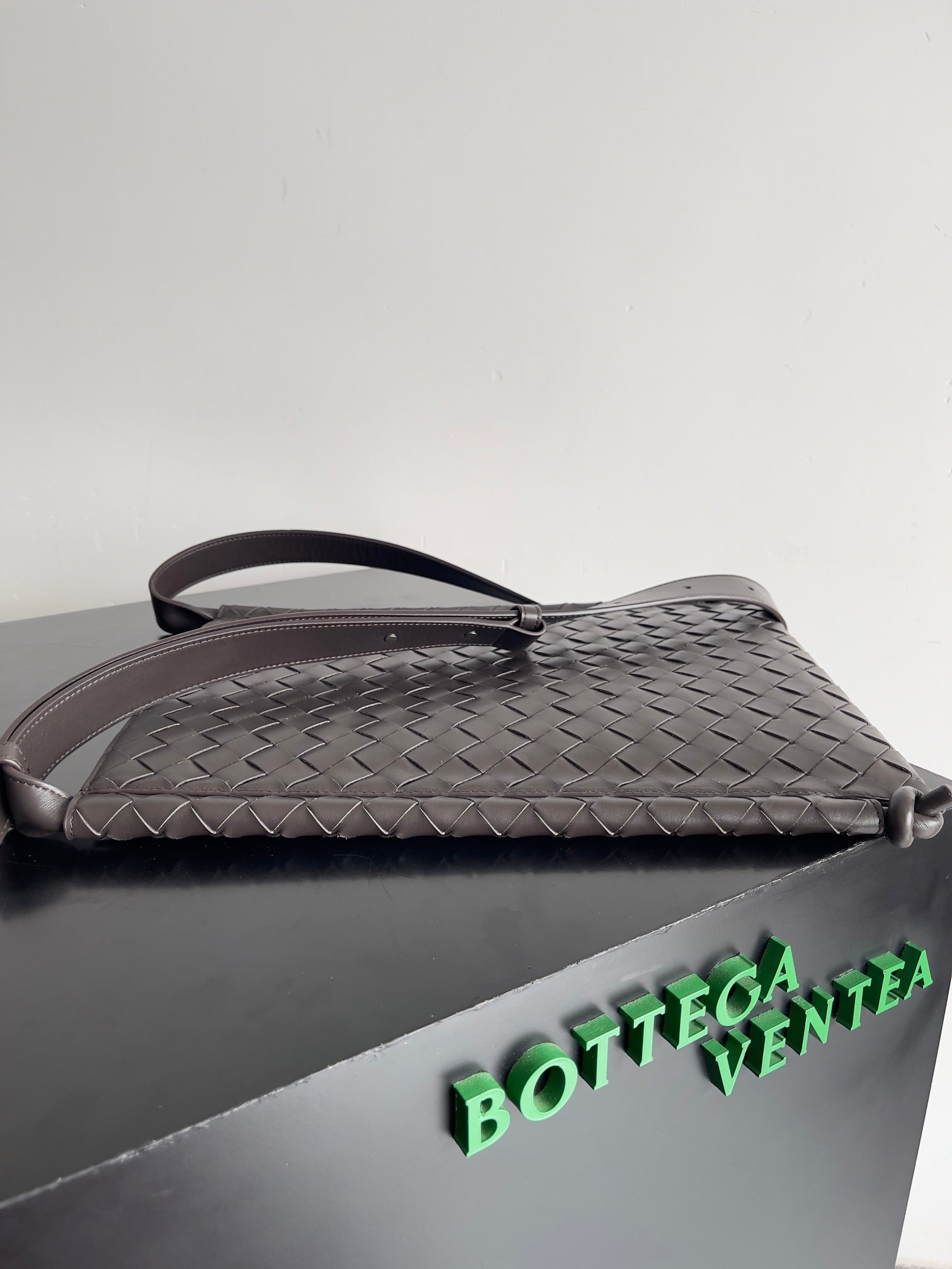 Bottega Veneta Men's Large Woven Crossbody Bag - Perfect for Spring