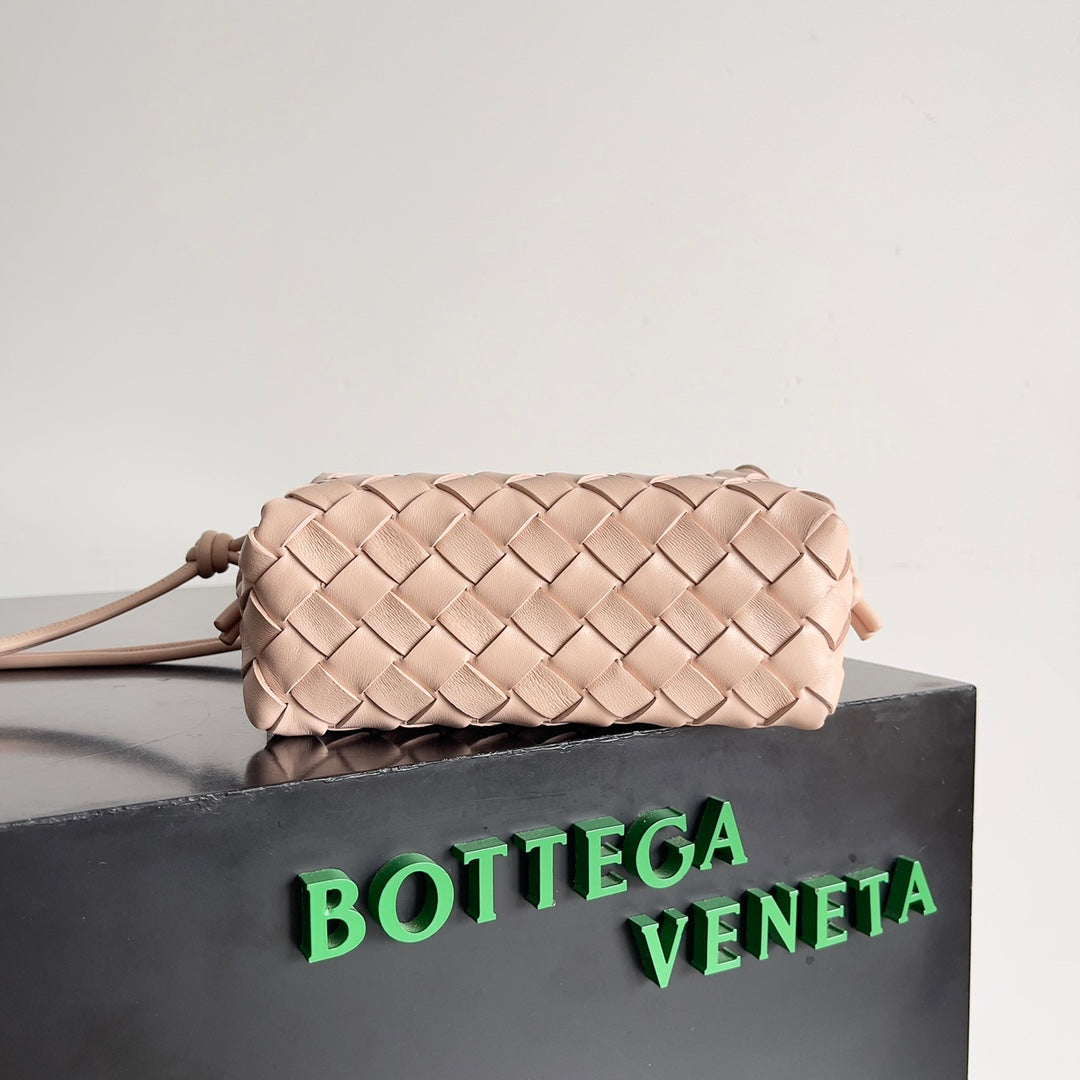 Bottega Veneta Third Generation Loop Camera Bag - Stylish Lambskin Design