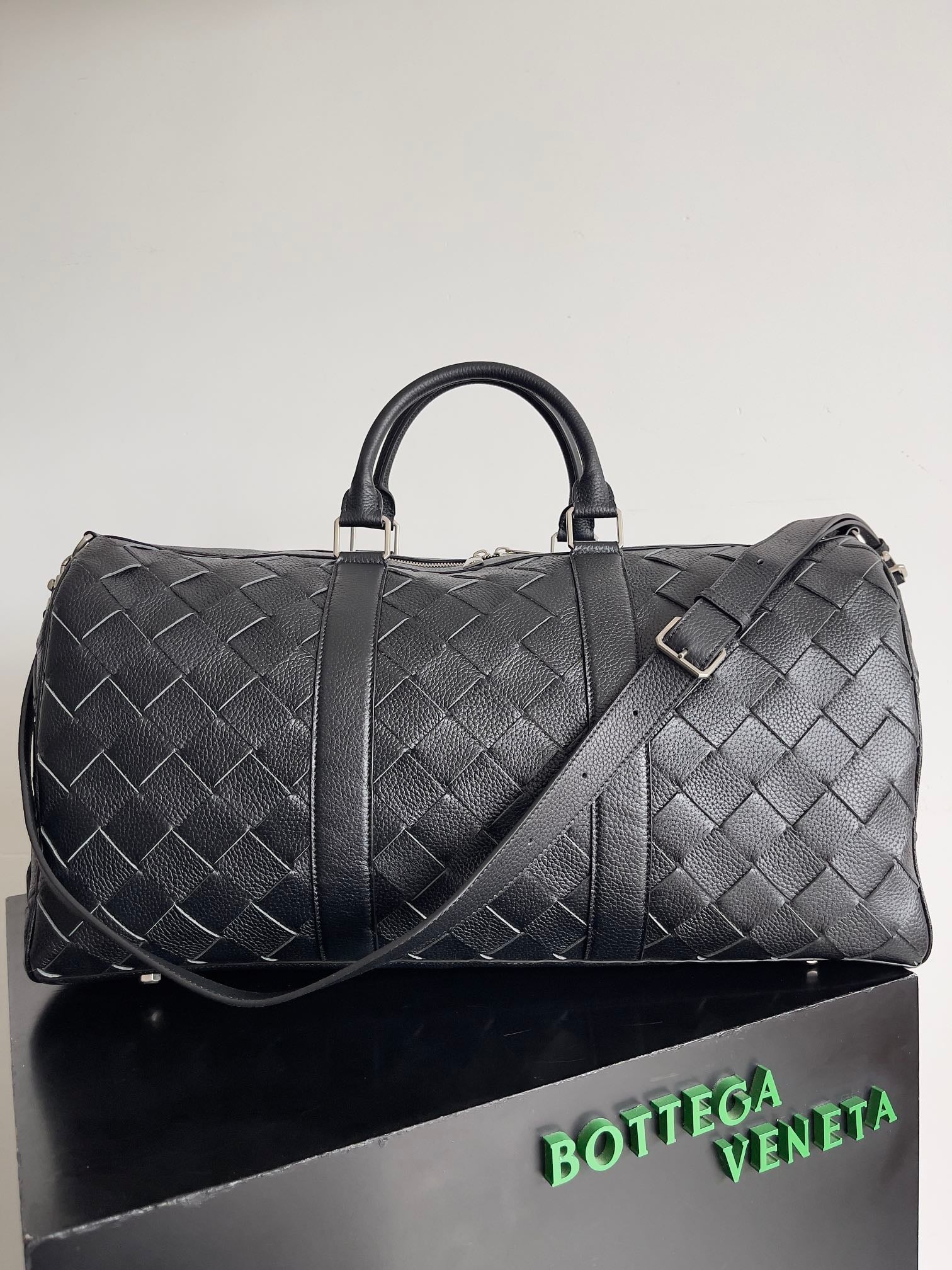 High-Quality Unisex Hand-Woven Travel Bag