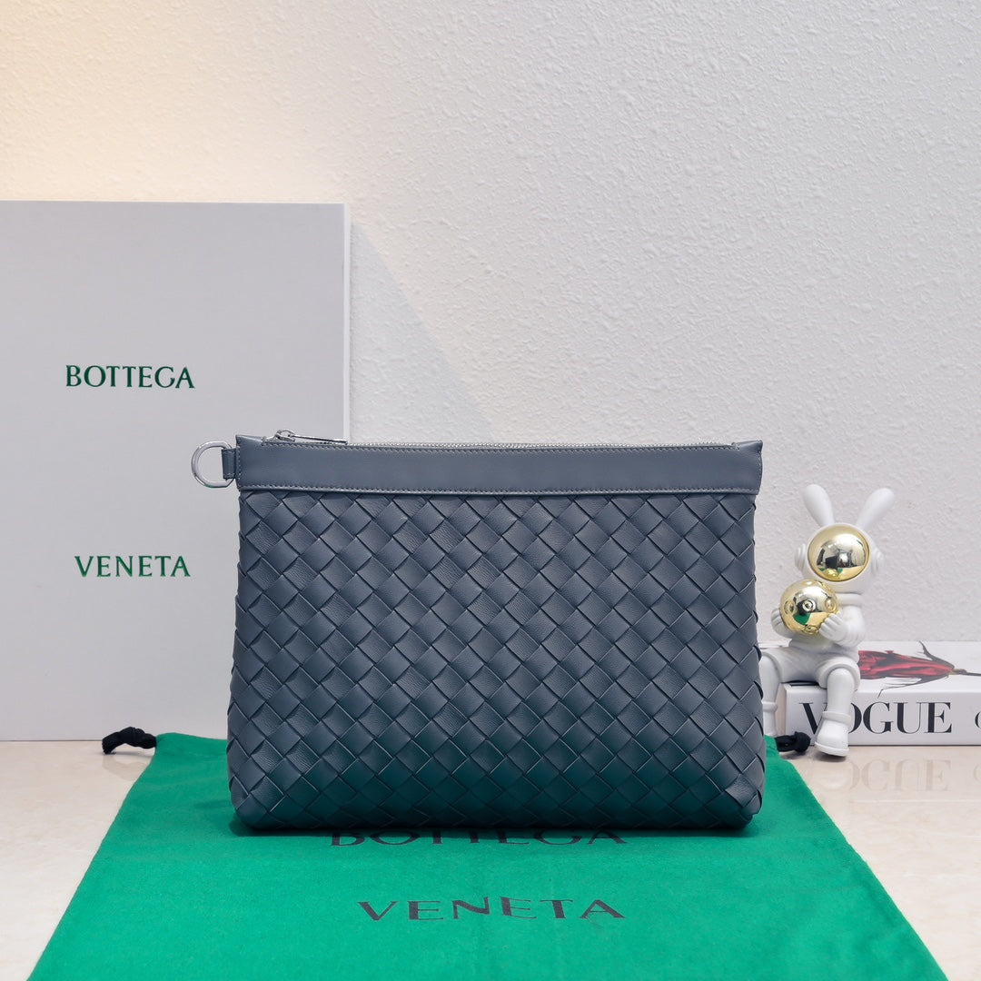 Bottega Veneta Handbag - Sophisticated Woven Design for Men