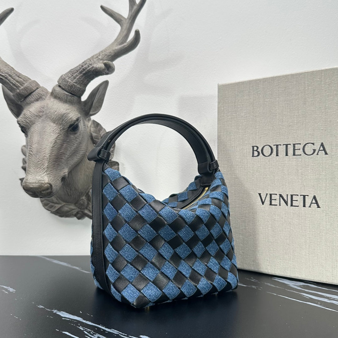 BV Wallace Mini Bento Lunch Box Bag - Luxurious Lambskin Design