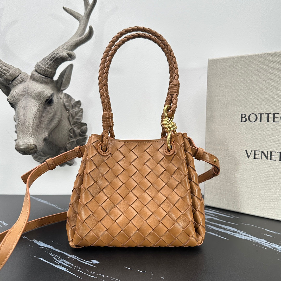 BVAndiamo Parachut Bag | Chic Autumn Fashion Essential