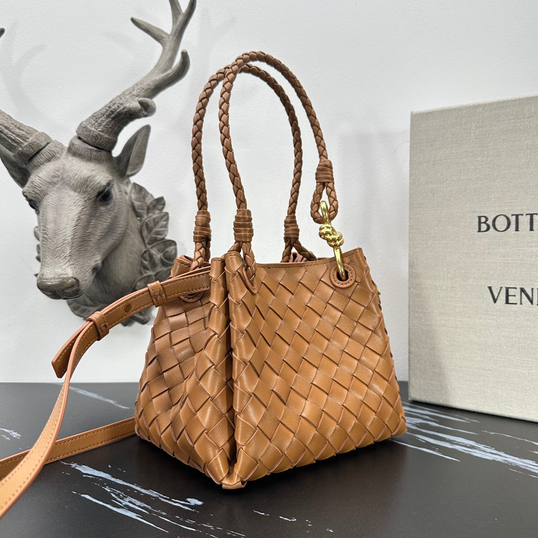 BVAndiamo Parachut Bag | Chic Autumn Fashion Essential