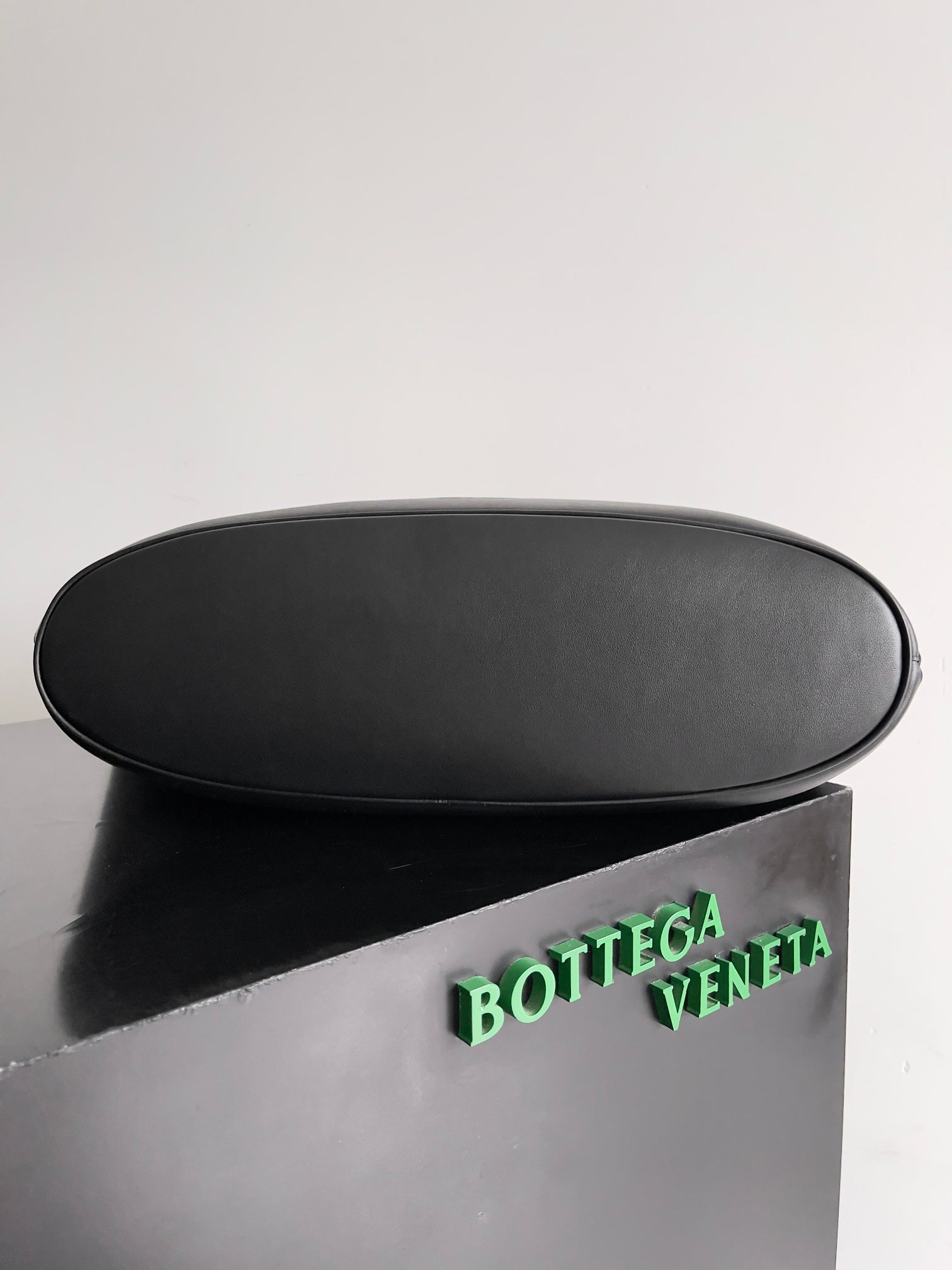 BV All-Leather Elegant Travel Bag - Spacious & Stylish