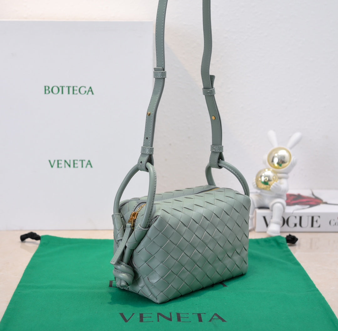 Bottega Veneta 2024 Loop Bag - Versatile and Stylish Handheld/Crossbody Bag