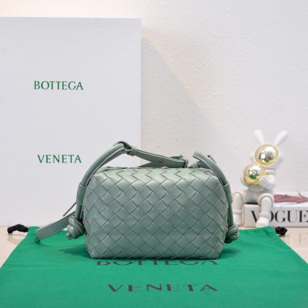 Bottega Veneta 2024 Loop Bag - Versatile and Stylish Handheld/Crossbody Bag