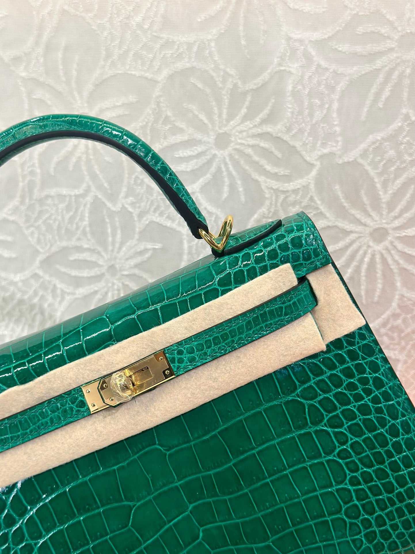 Kelly 25 Glossy Siam - Emerald Green with Gold Buckle