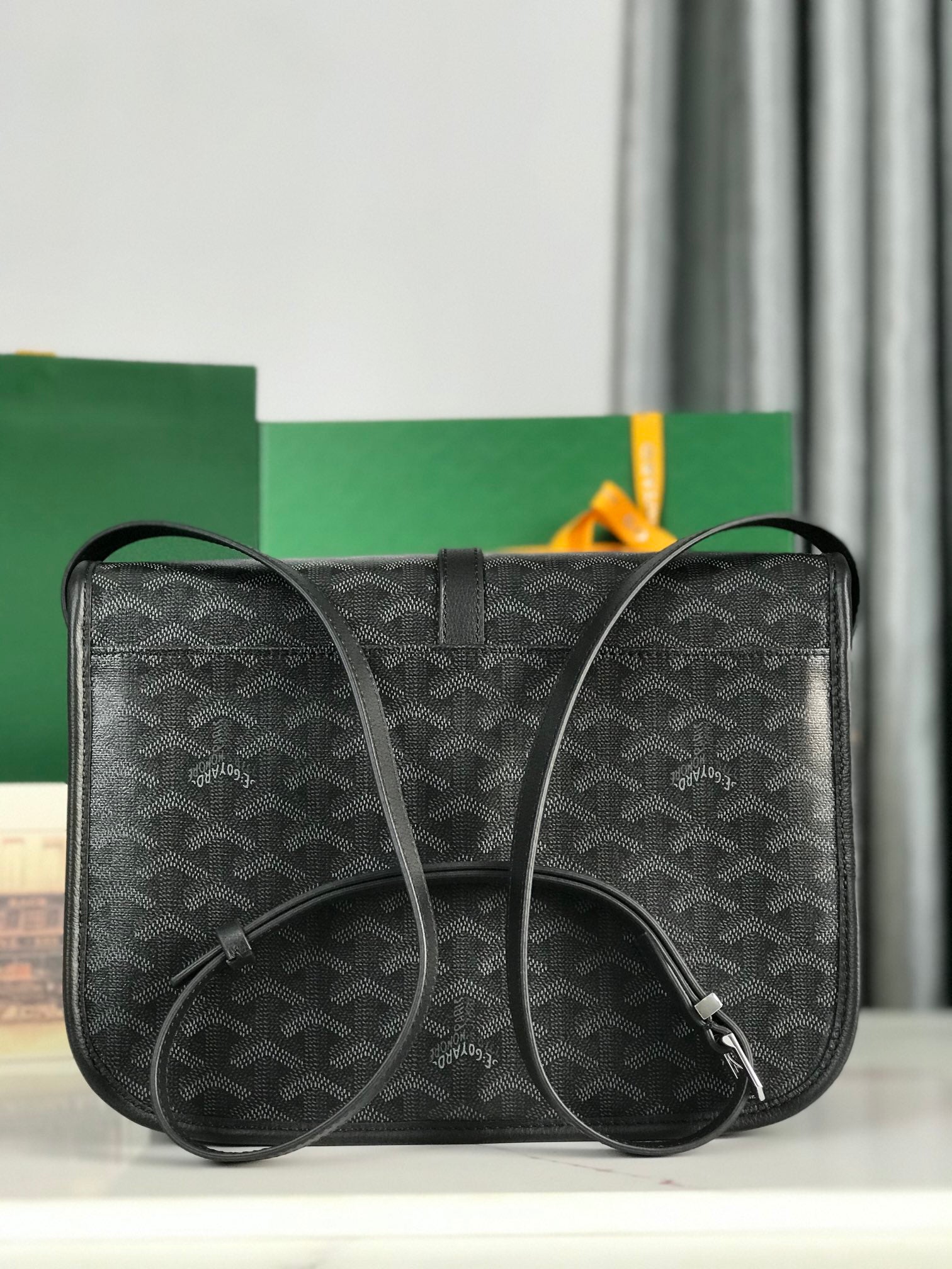 BelvÃ©dÃ¨re Dark Black Lychee Pattern Bag - Elegant & Versatile