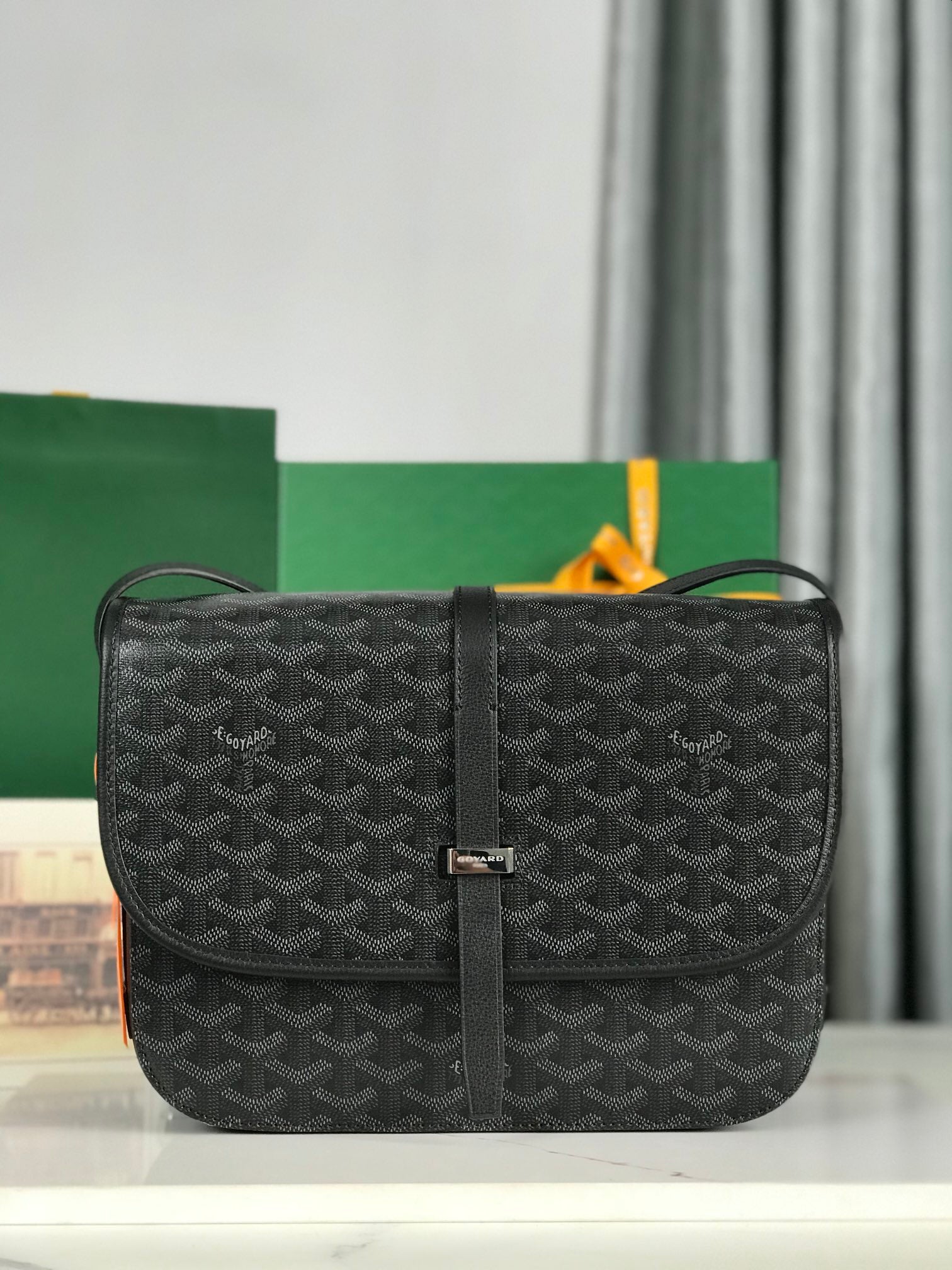 BelvÃ©dÃ¨re Dark Black Lychee Pattern Bag - Elegant & Versatile