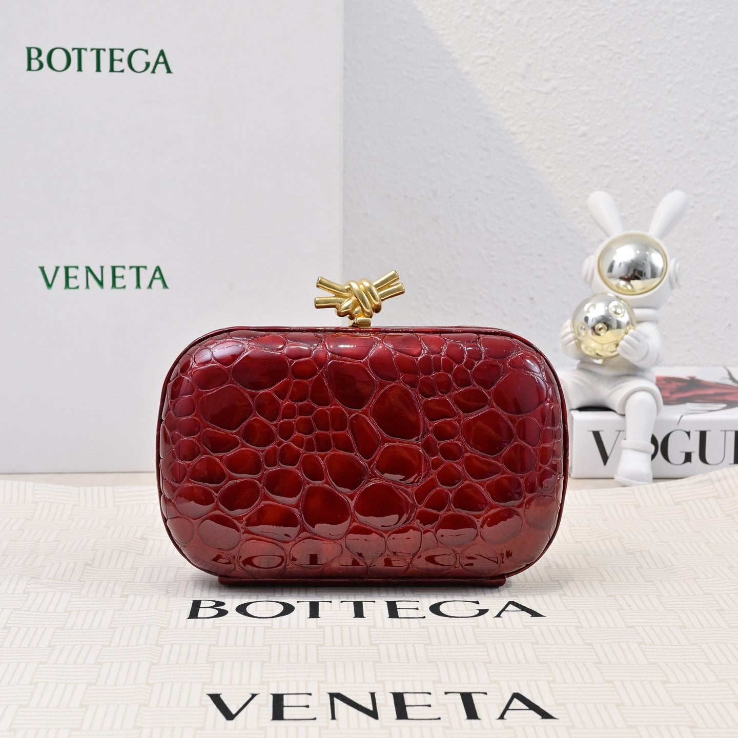 Exquisite Crocodile Pattern Evening Bag with Knot Buckle