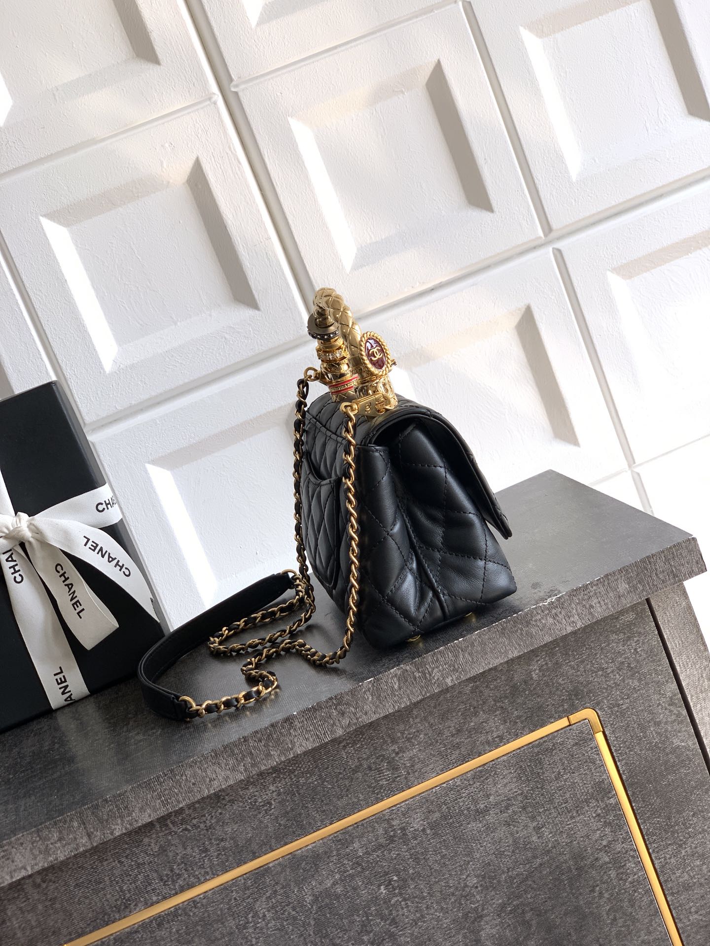 Small 19cm Golden Ring Bag â€“ Limited Edition Luxury with Diamond Handle